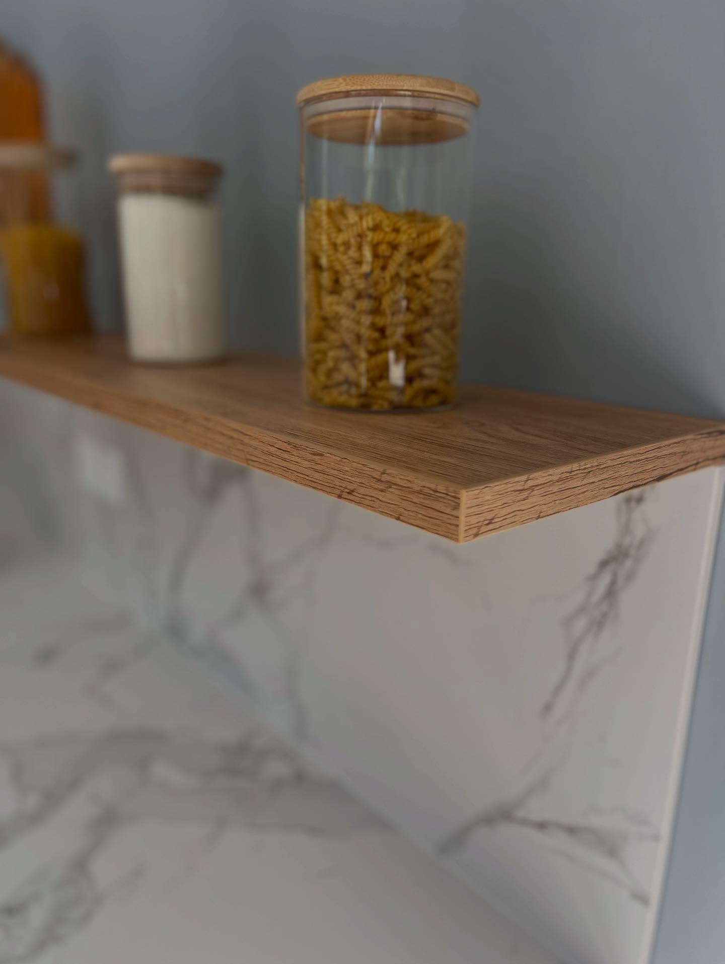 Cette jolie réalisation en Chêne Naturel avec poignée intégrée Graphite brosse, plan de travail et crédences en DEKTON AURA 